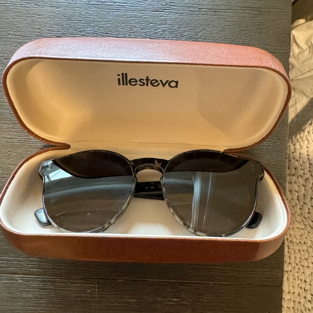 Illesteva “two point one” in black